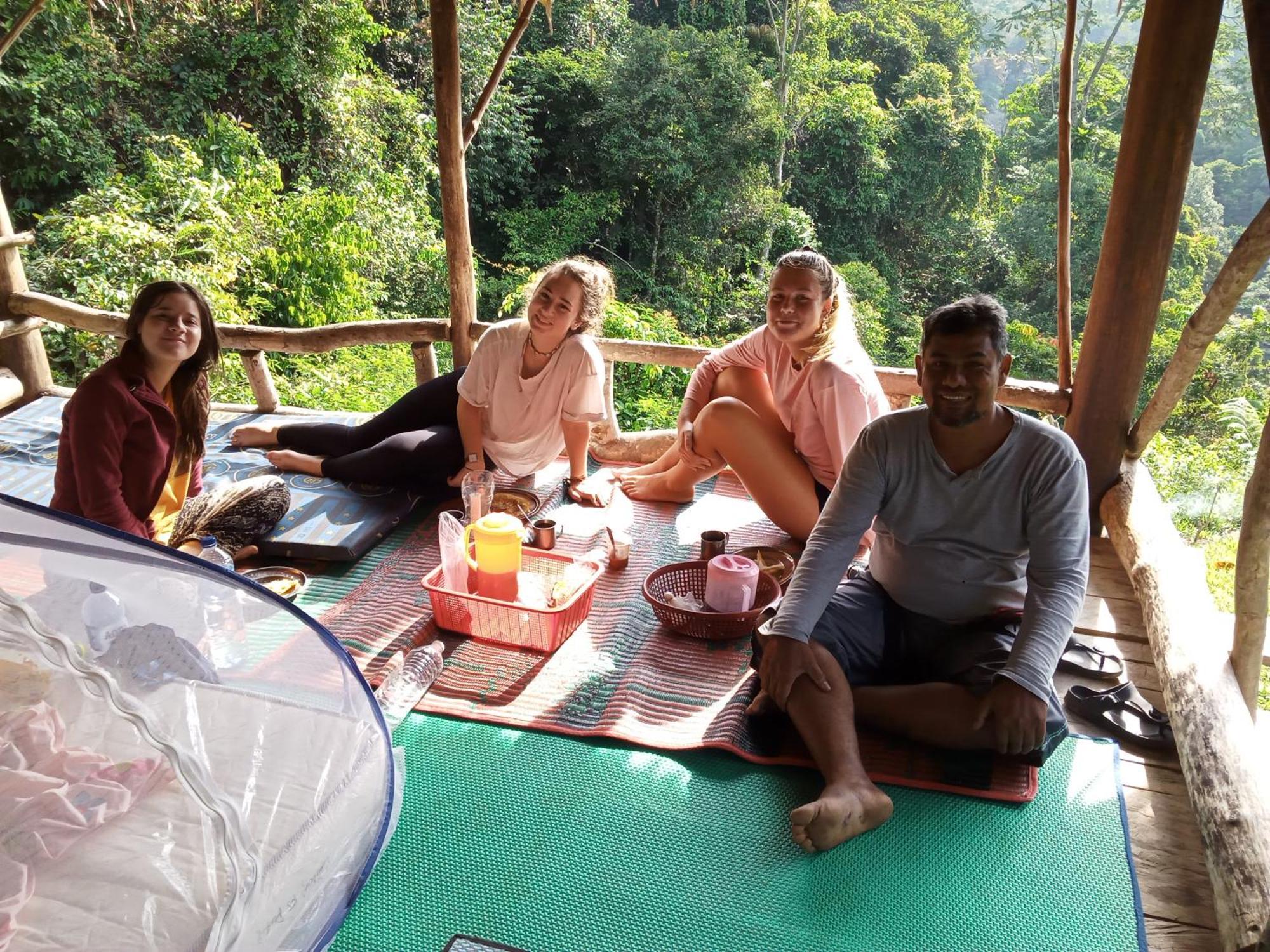Orangutantreksumatra & Lovely Jungle Lodge Only Book If You Are Treking With Us ブキットラワン 部屋 写真